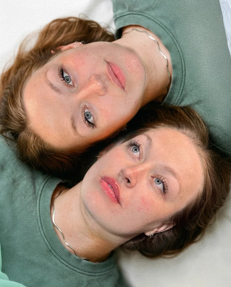 Diseño y resultado natural de cejas y micropigmentación en Toscary Studio