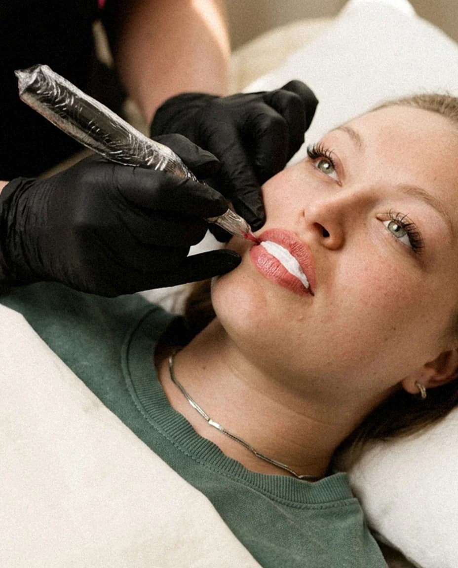 Especialista realizando micropigmentación labial con dermógrafo de precisión